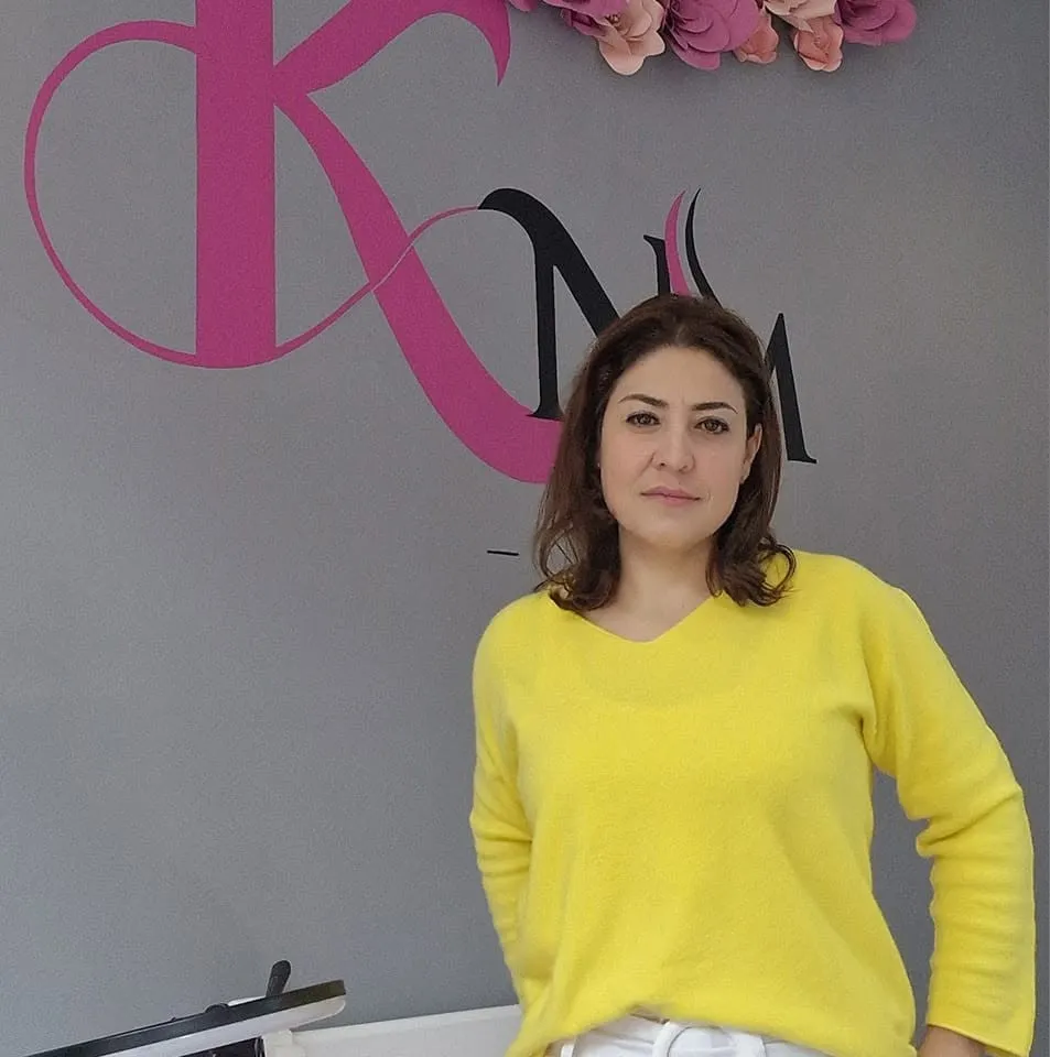 Cristina Diana voor de KNM-wand in haar studio