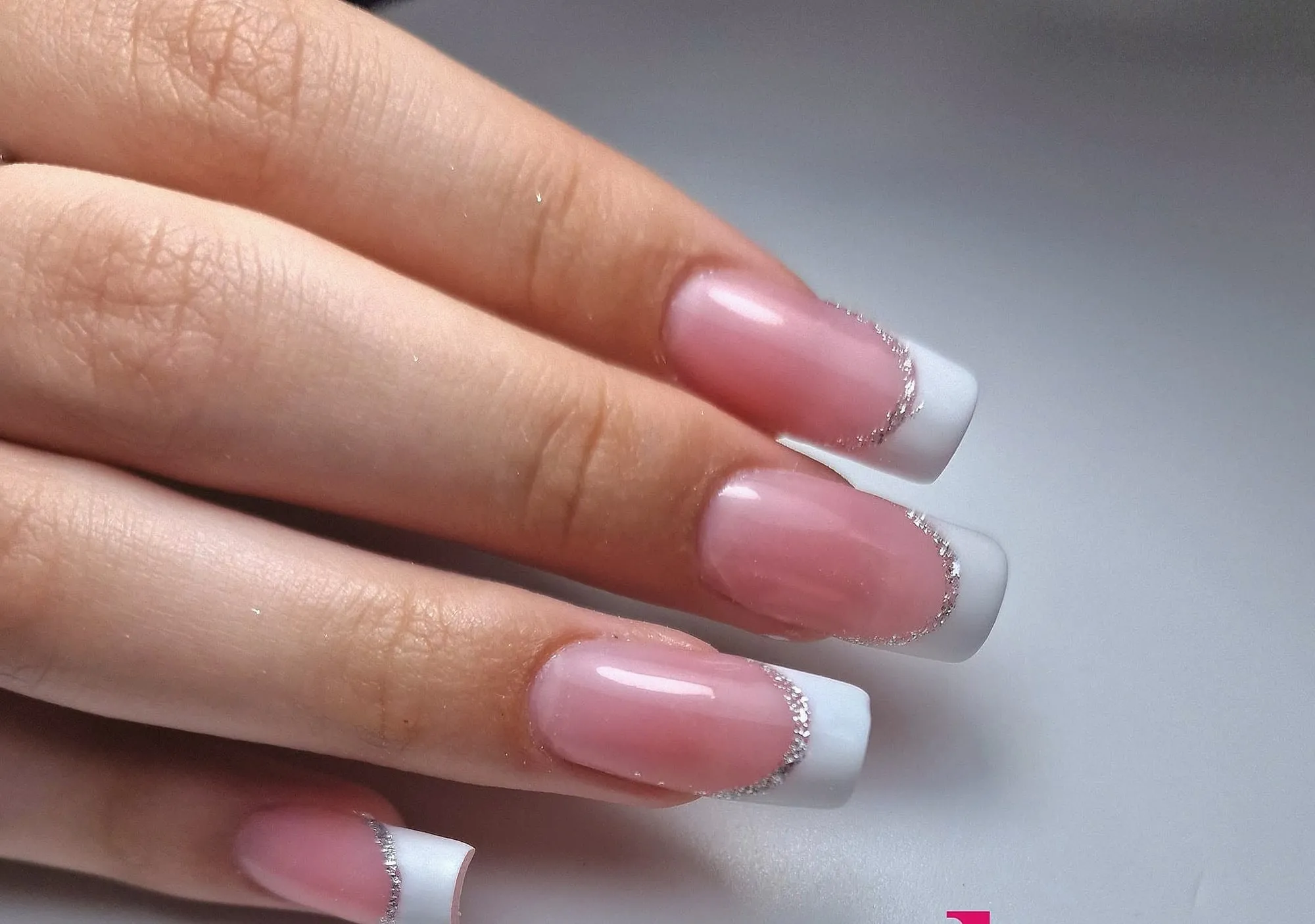 Vierkante french nagels met een fijne zilveren glitterlijn