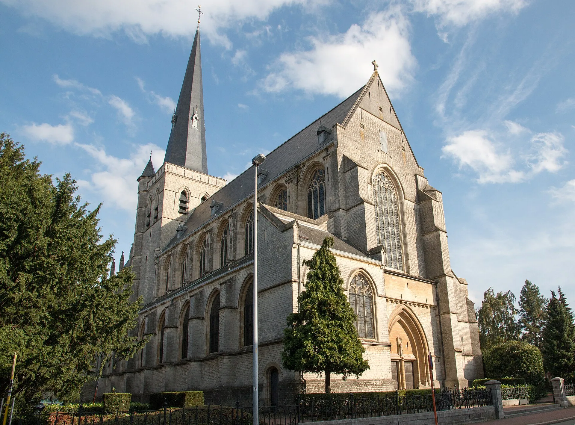 De Sint-Waldetrudiskerk in Herentals onder een blauwe lucht